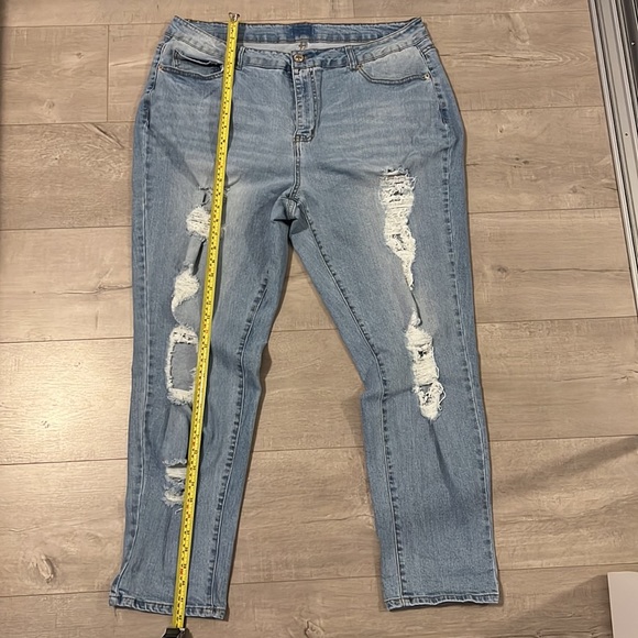 Light wash ripped jeans - Picture 5 of 5